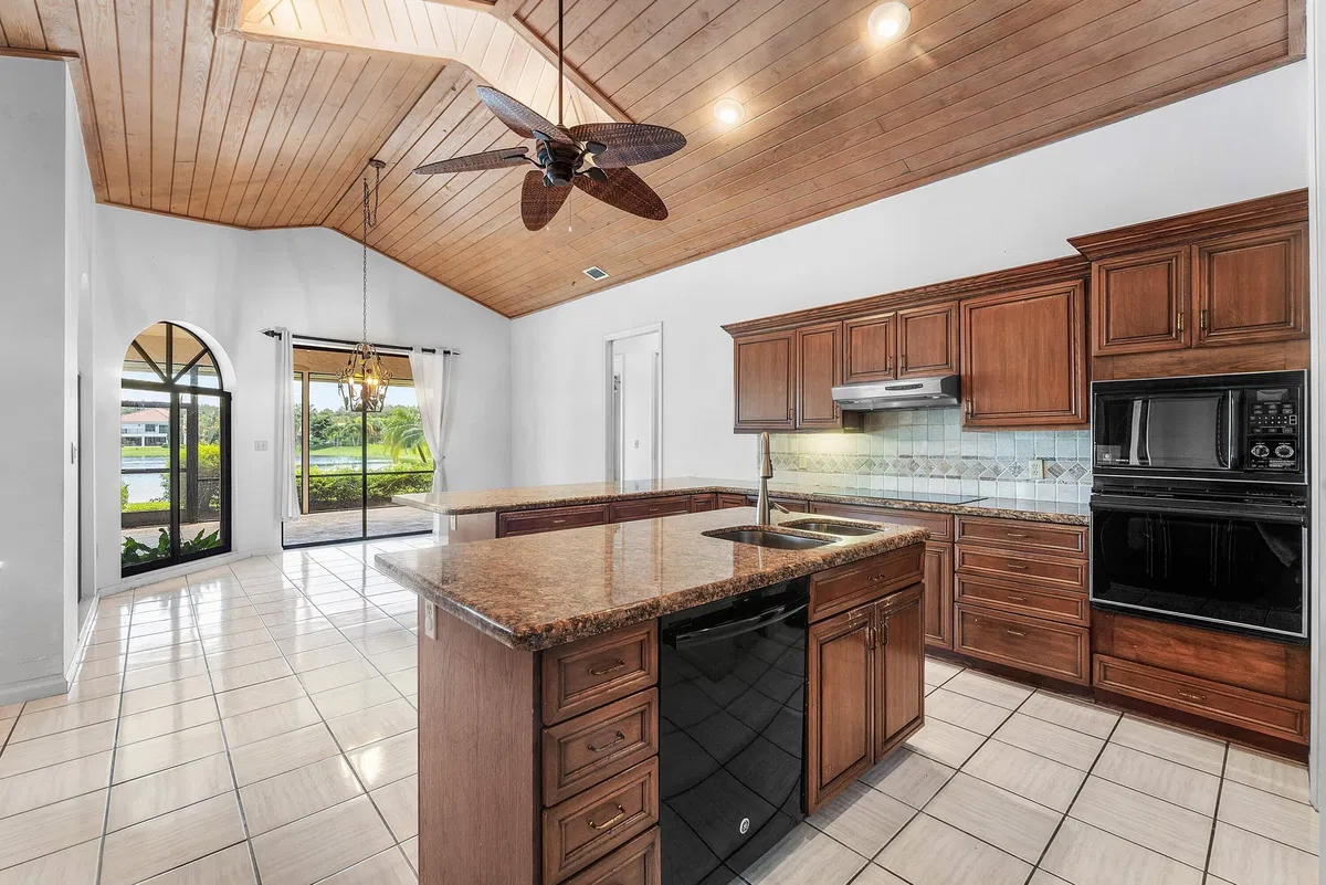Heritage Oaks Residence photo 25