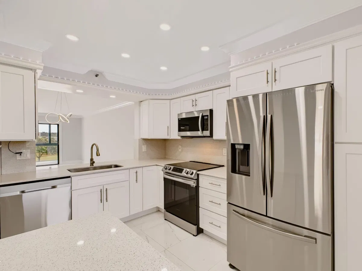 Unit 301 photo 4
