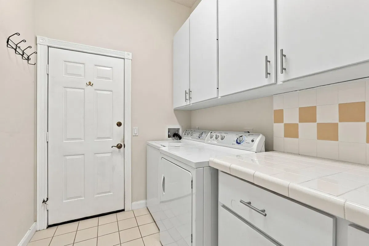 Residence photo 16