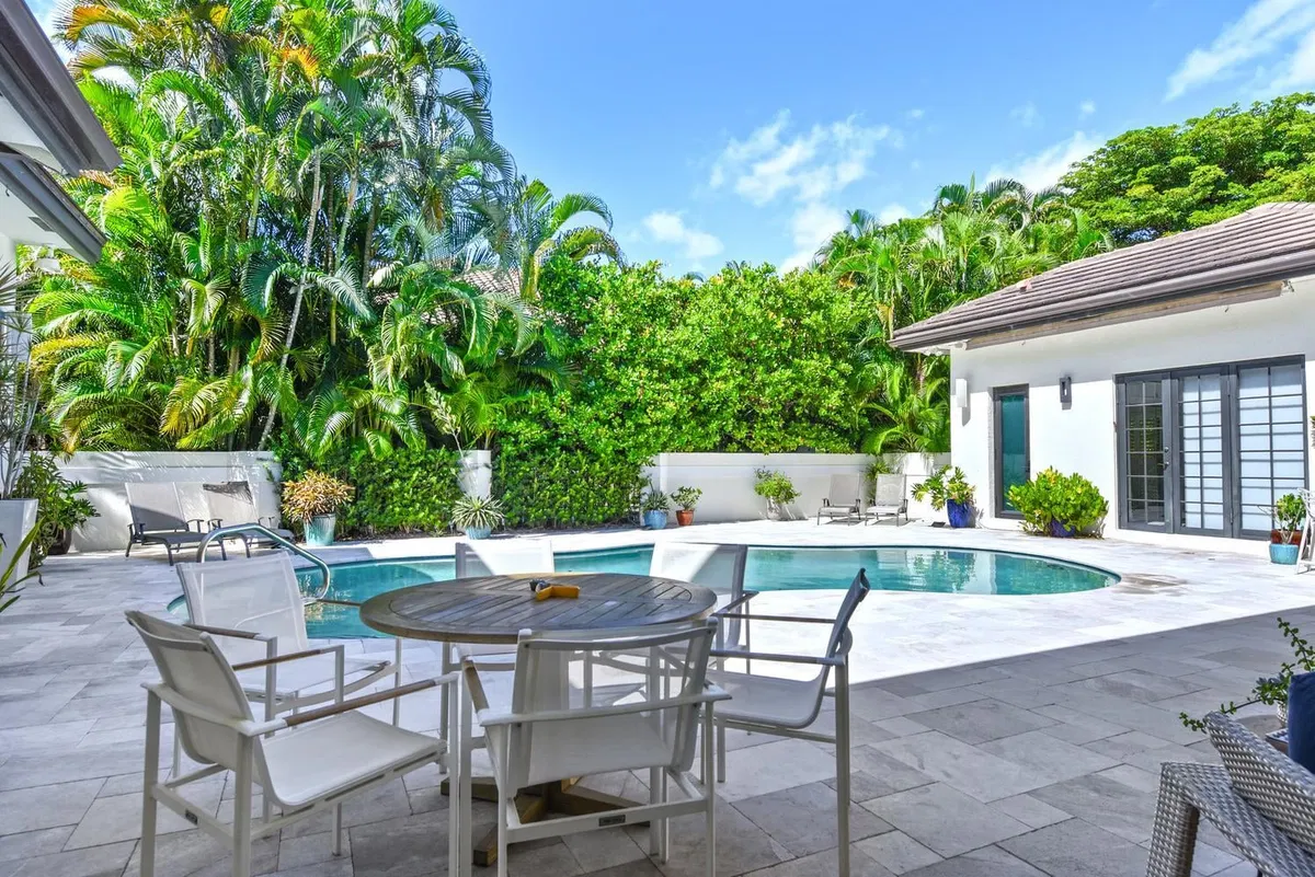 Seasons Residence photo 7