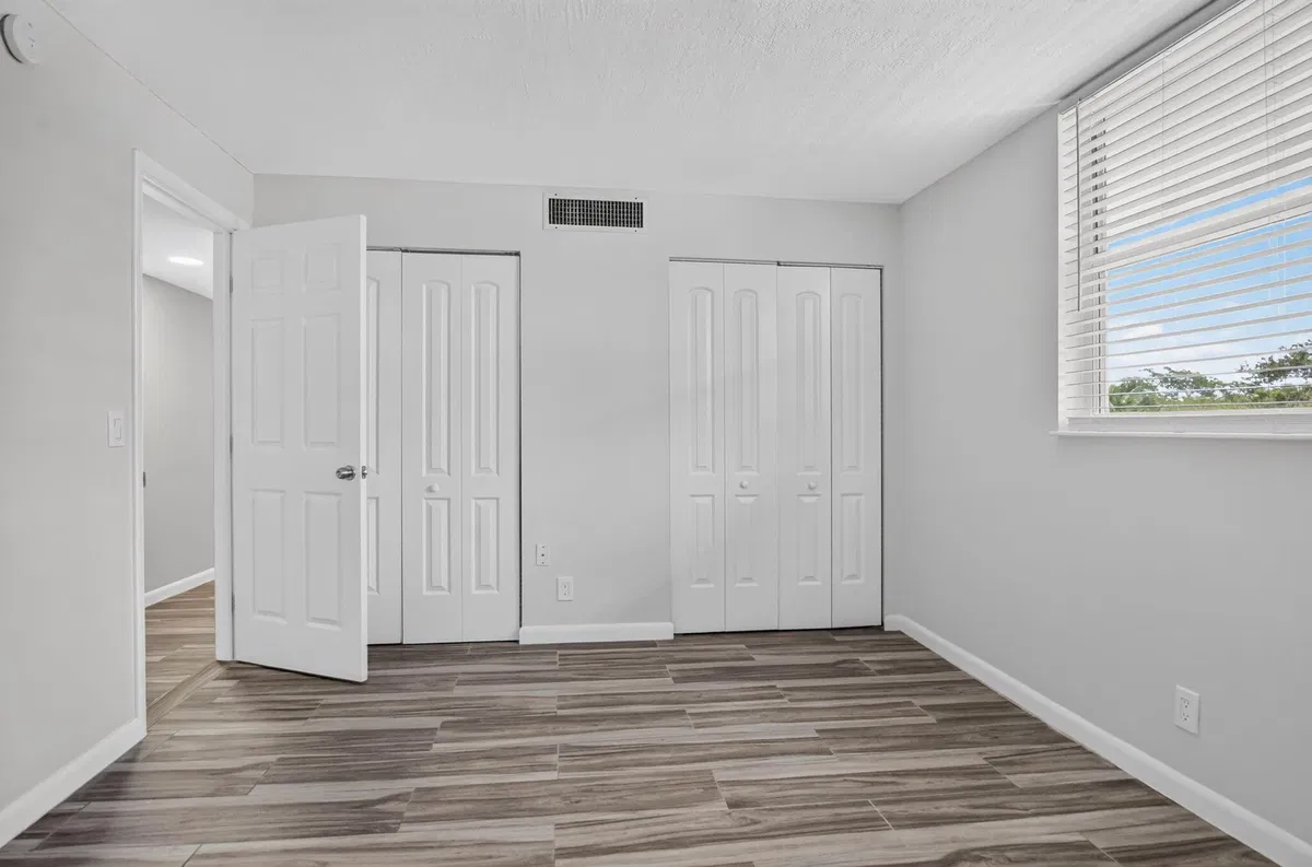 Unit 210 photo 28