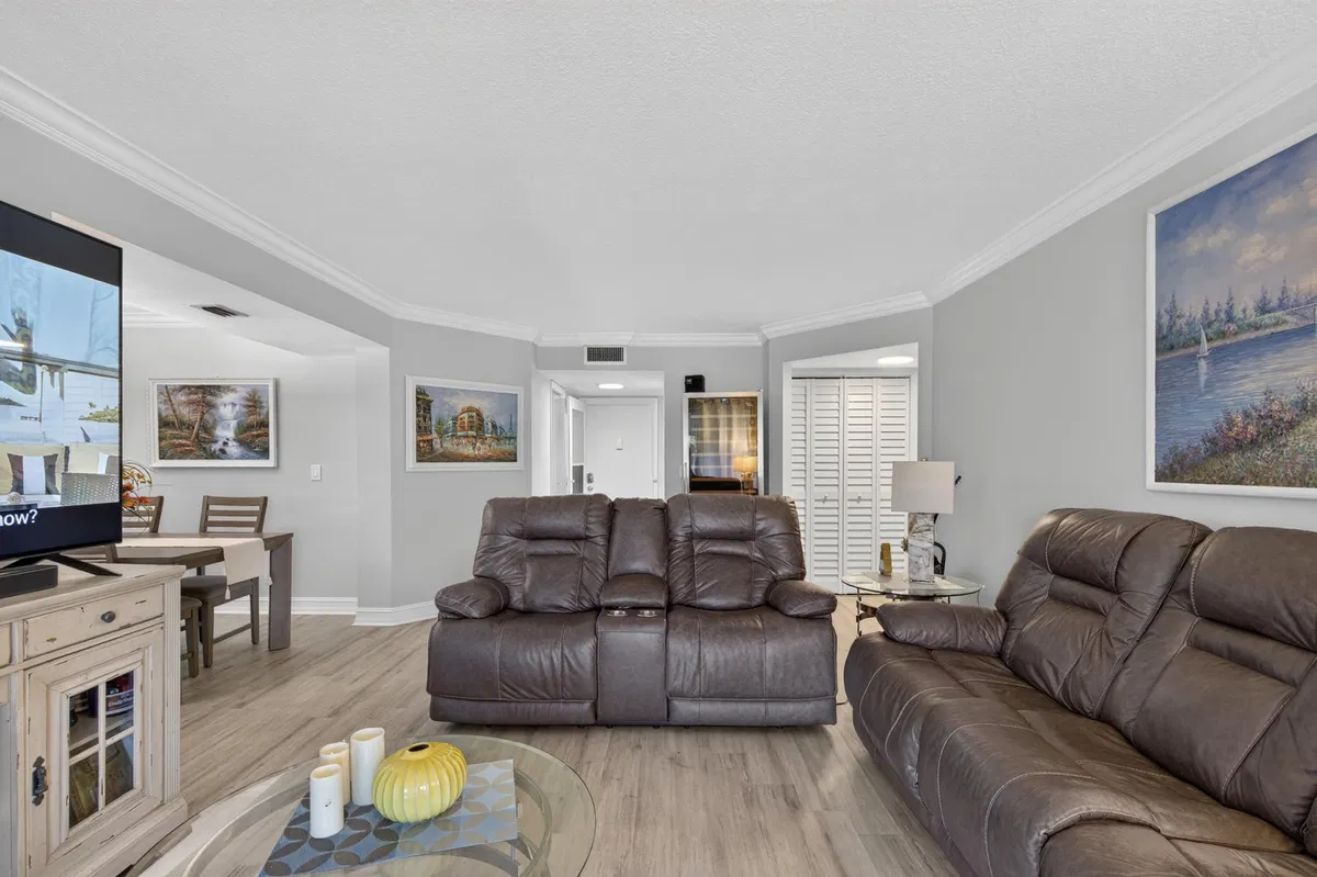 Unit 202 photo 4