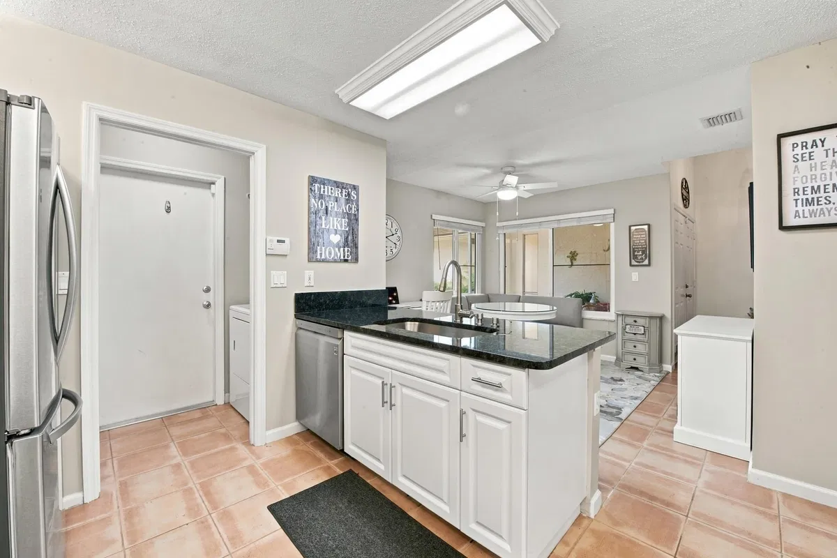 Unit 186 photo 7