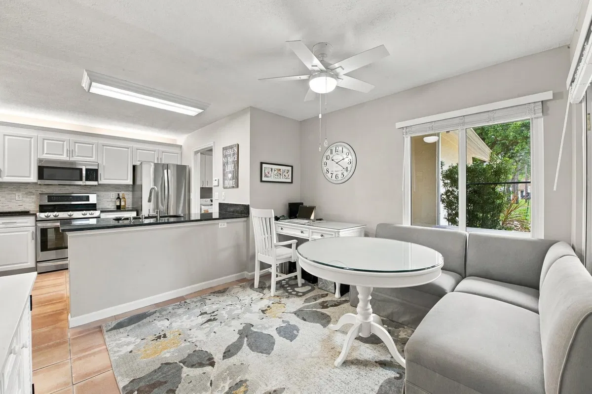 Unit 186 photo 10