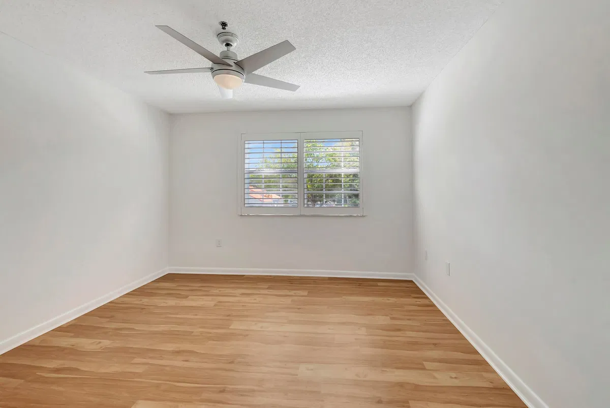 Unit 203 photo 16