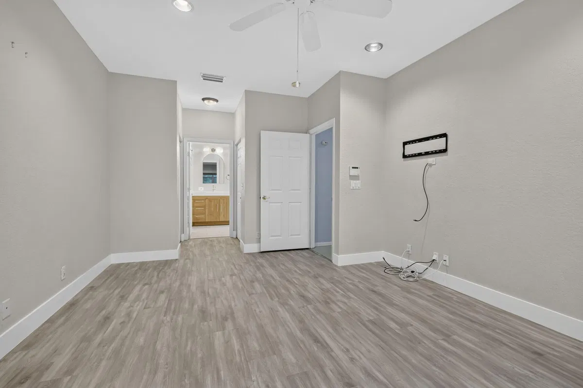 Unit Apt 1 photo 28
