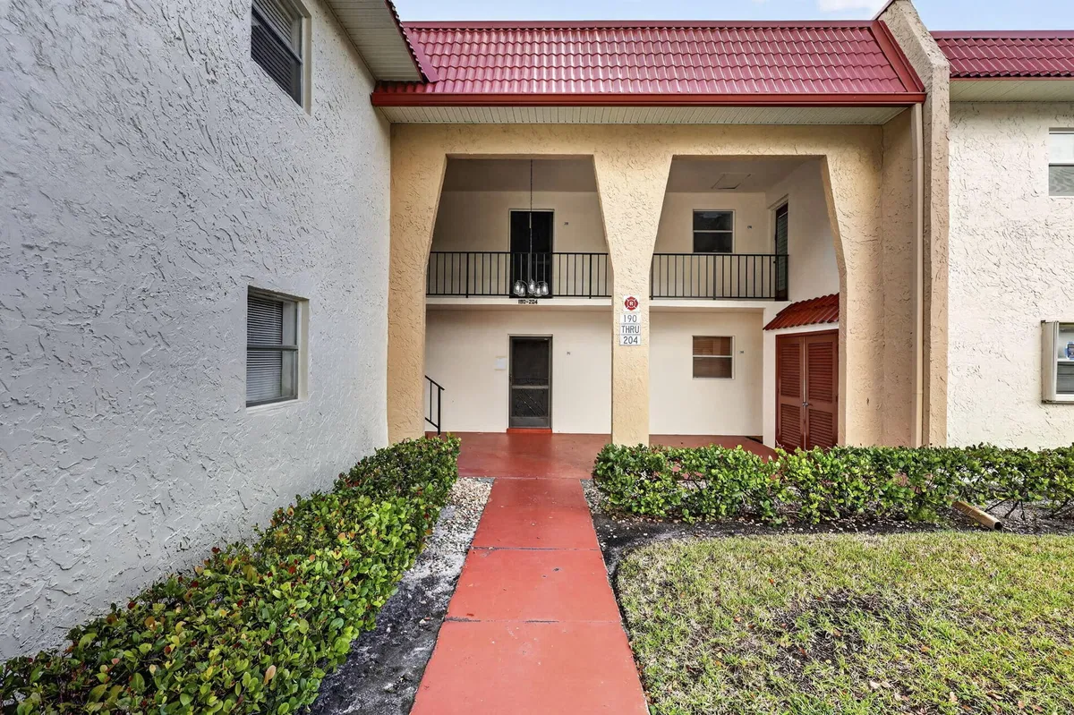 Unit 190 photo 4