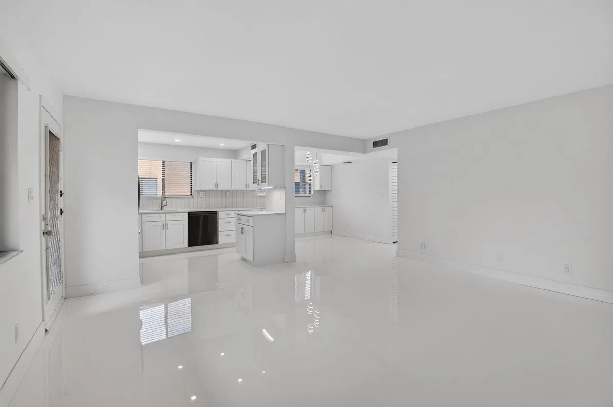 Unit 155 photo 7
