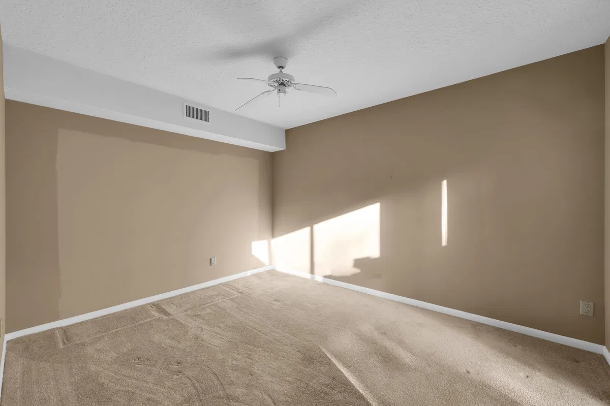 Unit 834 photo 22