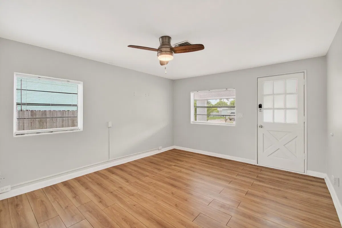 Unit B photo 4