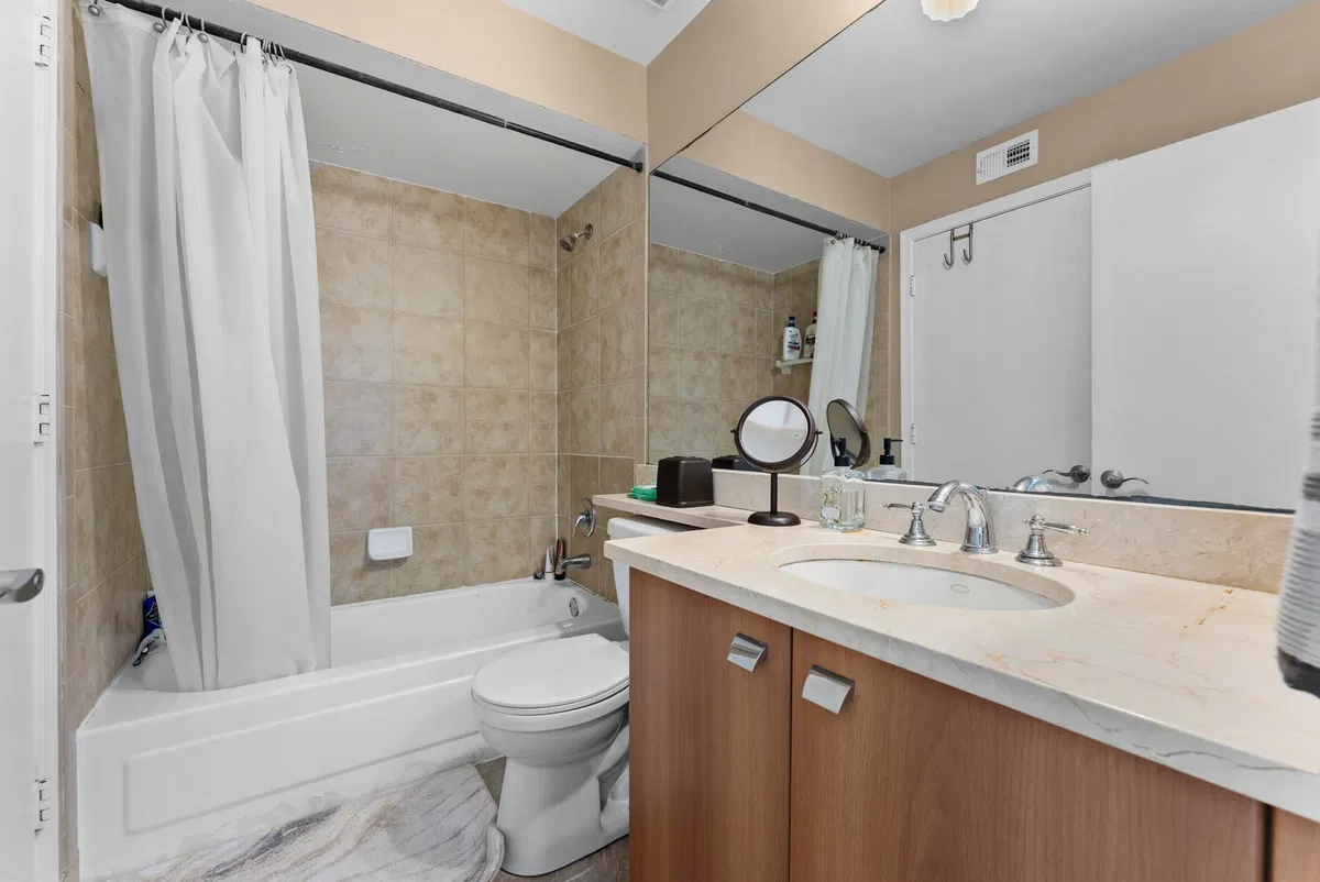 Unit H photo 16