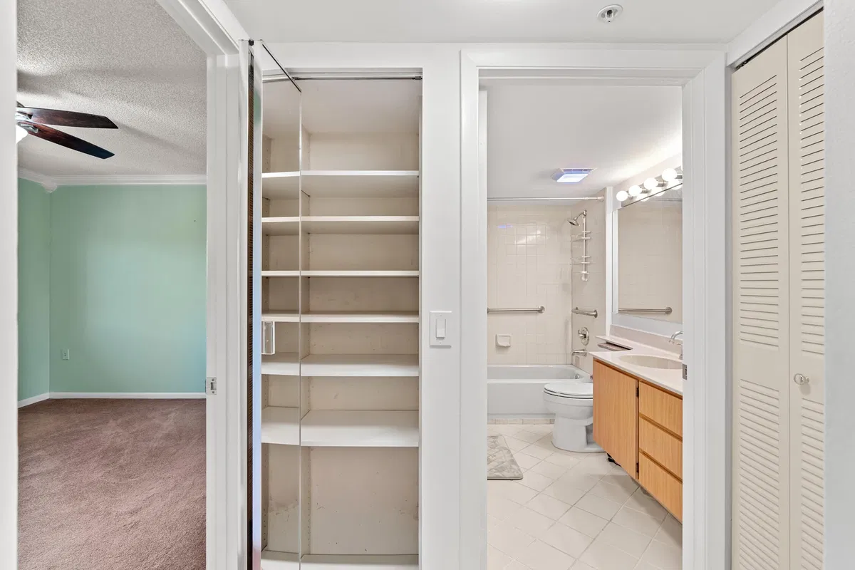 Unit 405 photo 16