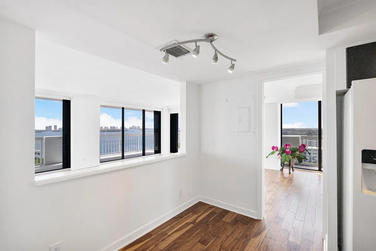  Unit 1143 photo 19