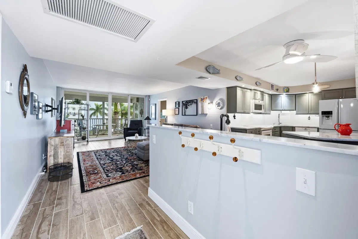  Unit 1403 photo 19