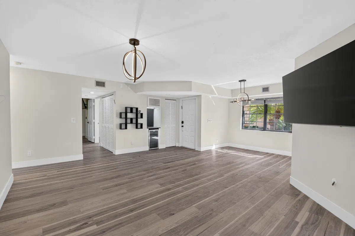 Unit 1201 photo 10
