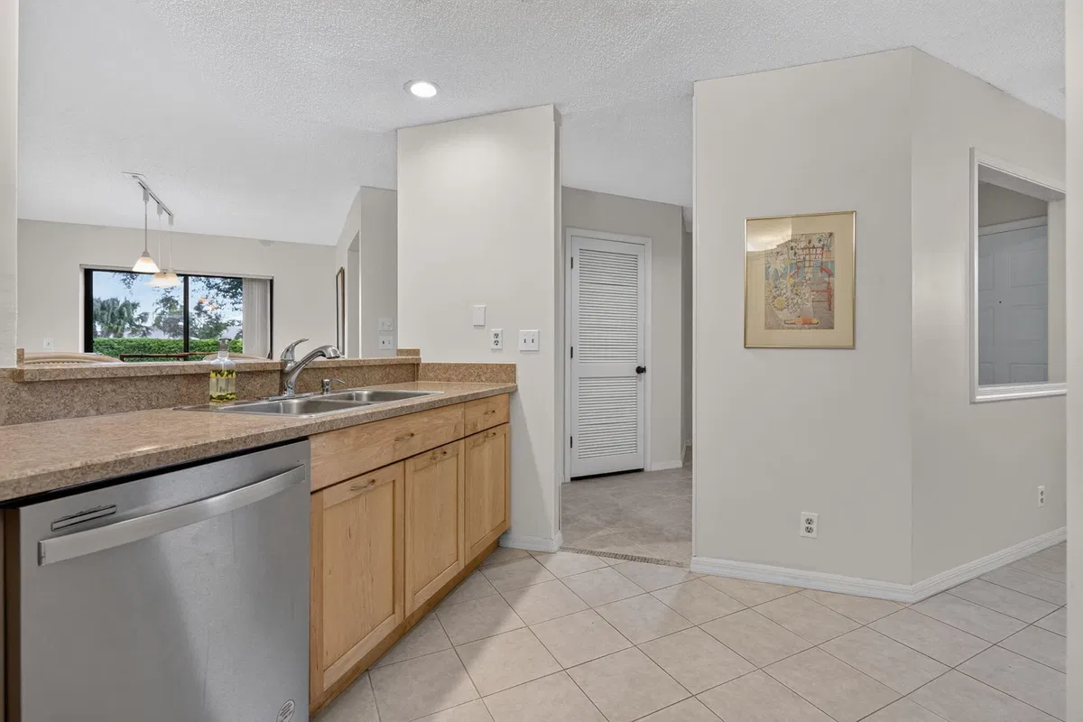 Unit 101 photo 25