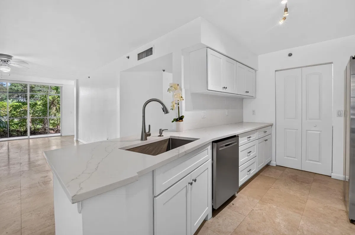 Unit 102 photo 16