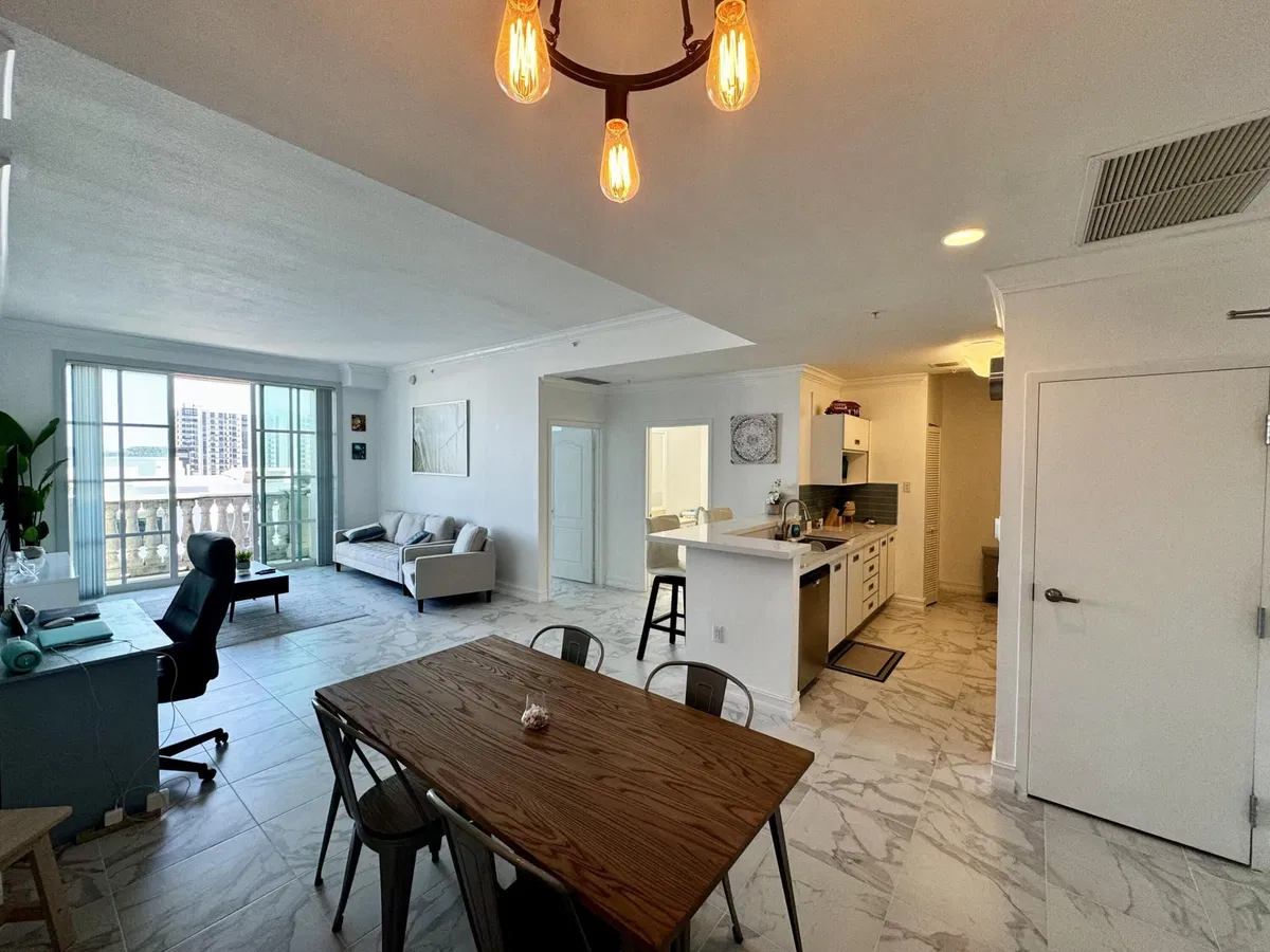 The Whitney Unit 829 photo 7