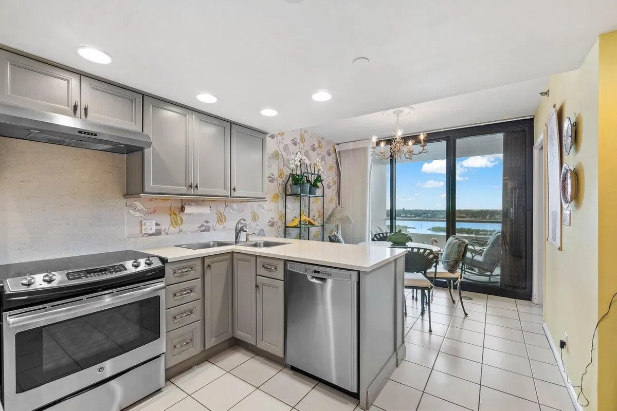 The Plaza of The Palm Beaches Unit 8g photo 4