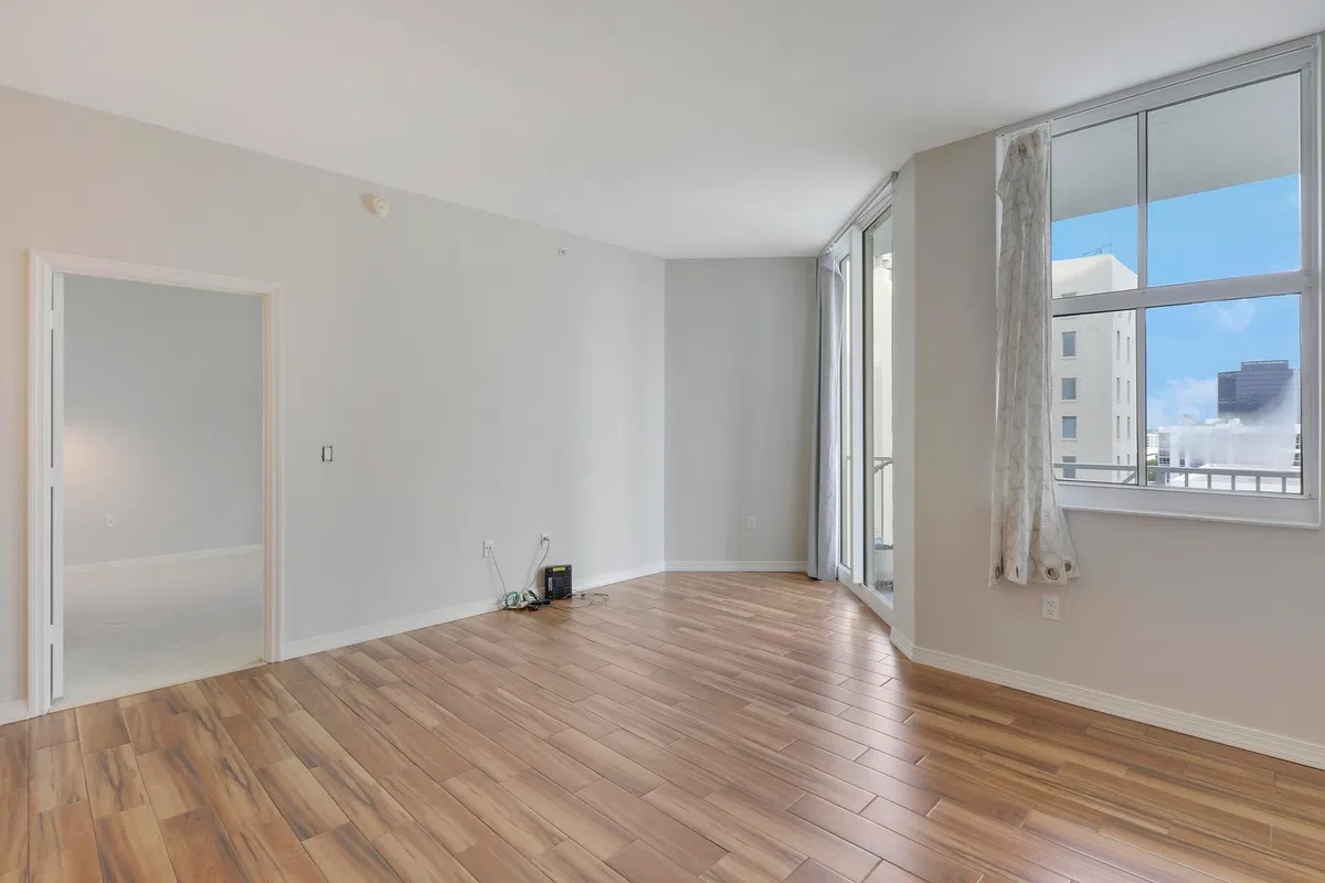 The Strand Unit 1022 photo 10