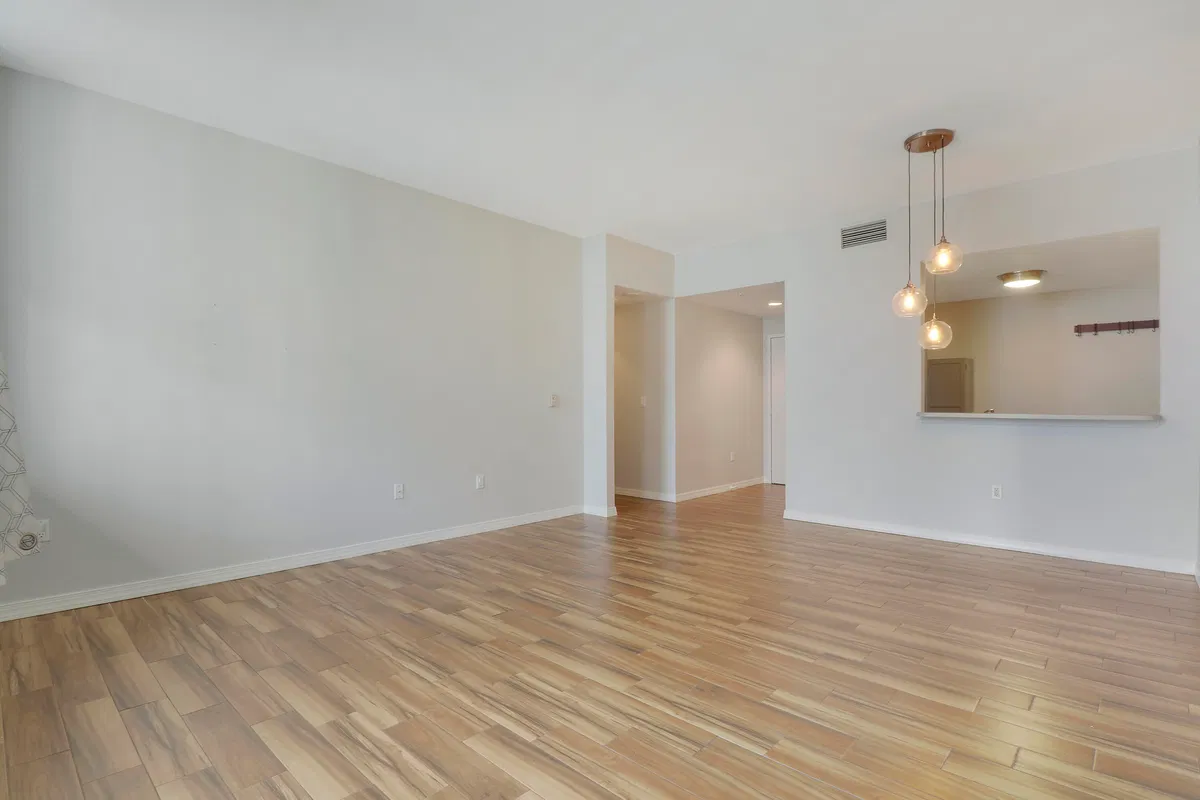 The Strand Unit 1022 photo 13