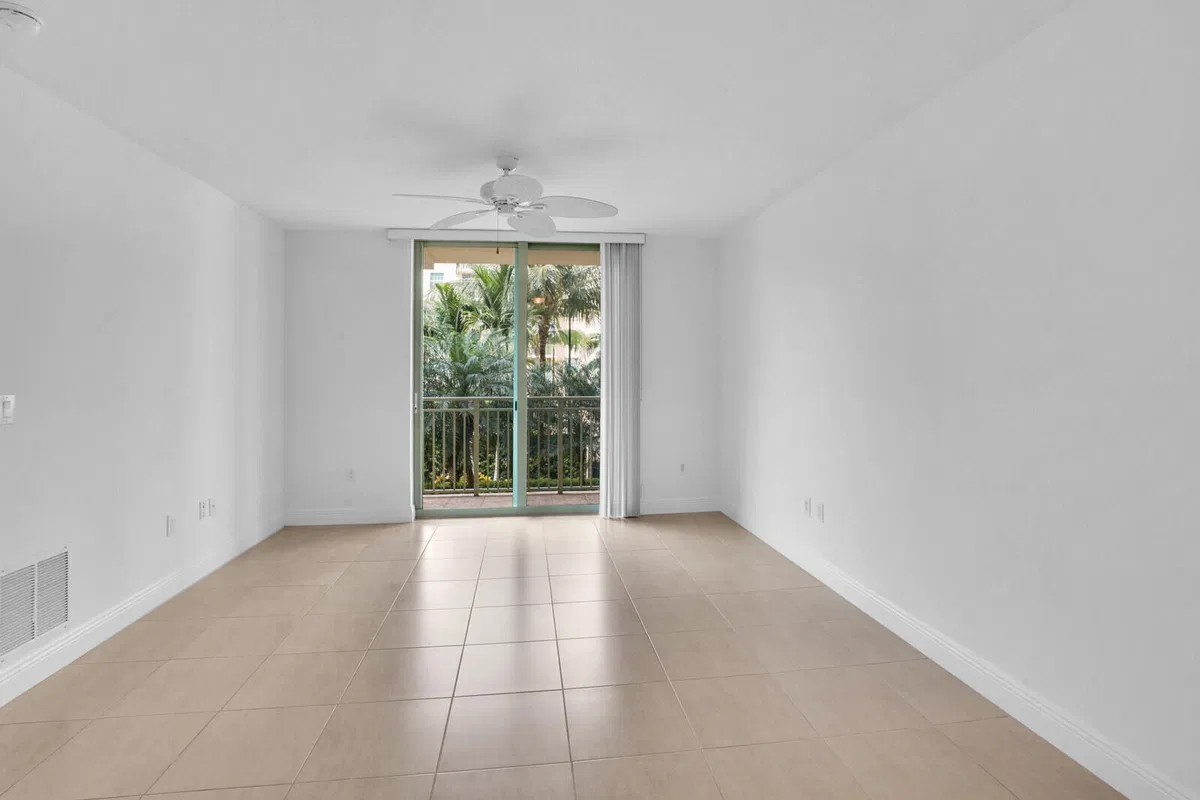 610 Clematis Unit 325 photo 10