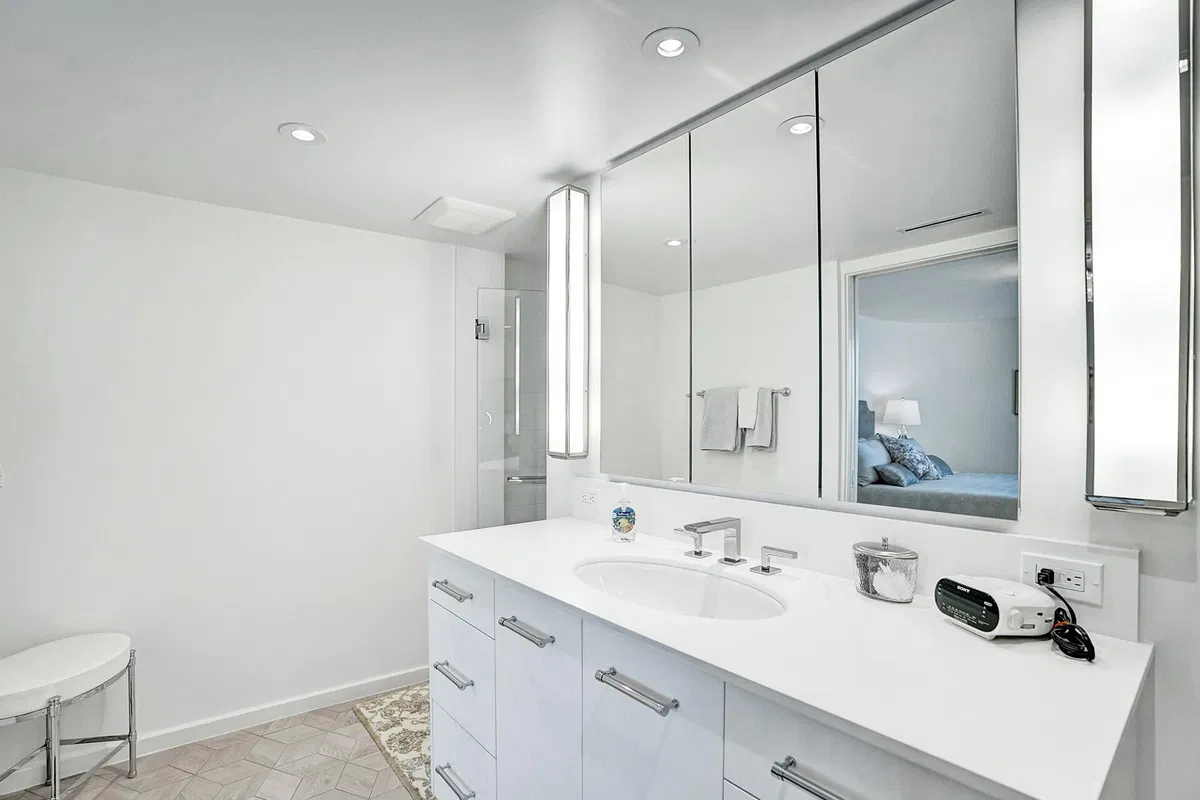 Trianon Unit 1006 photo 19