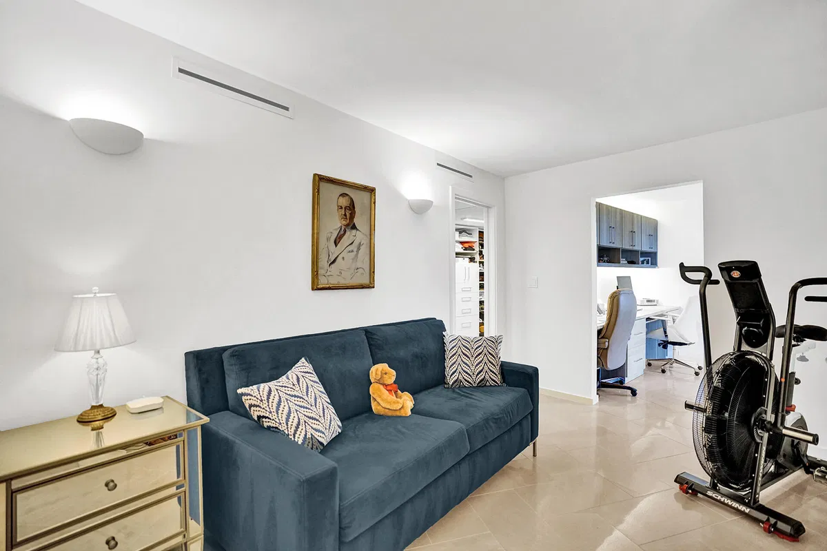 Trianon Unit 1006 photo 22