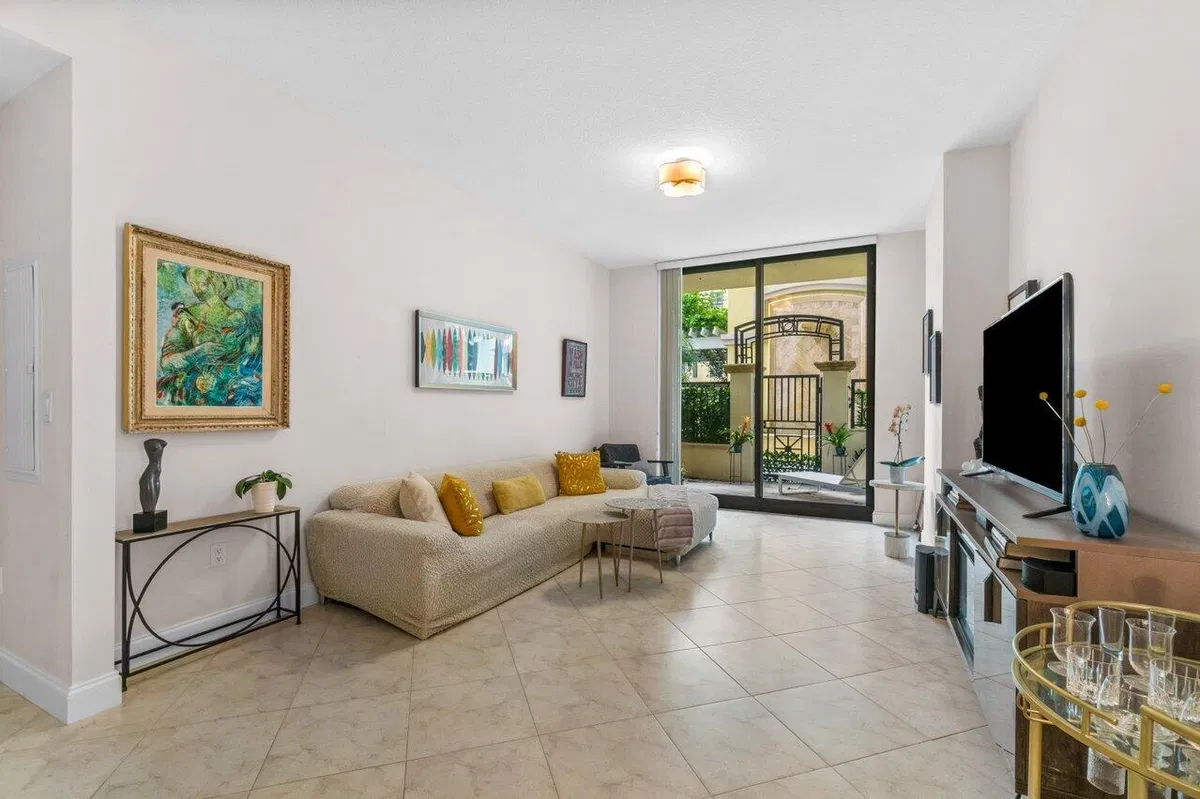 One City Plaza Unit 725 photo 4