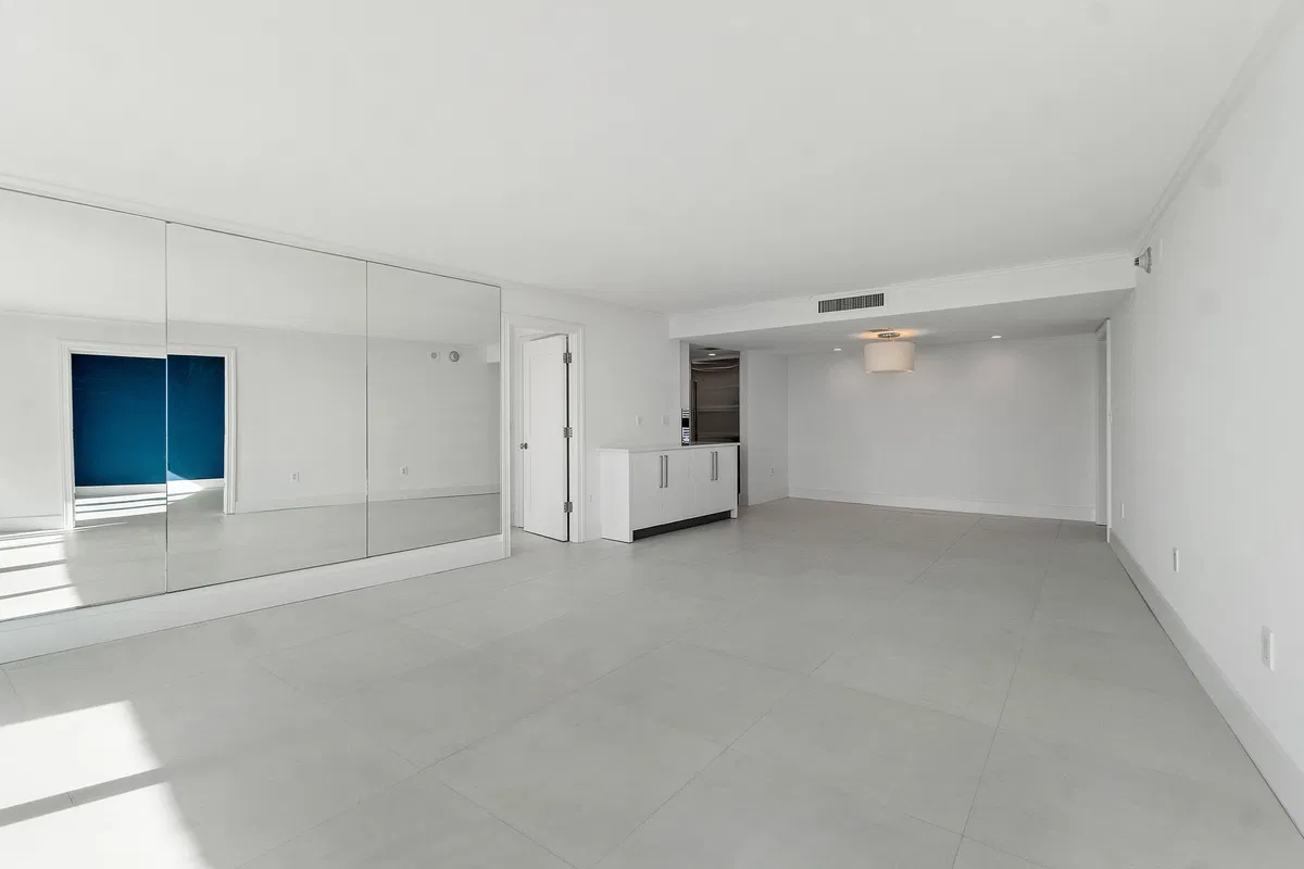 Trianon Unit 1606 photo 10