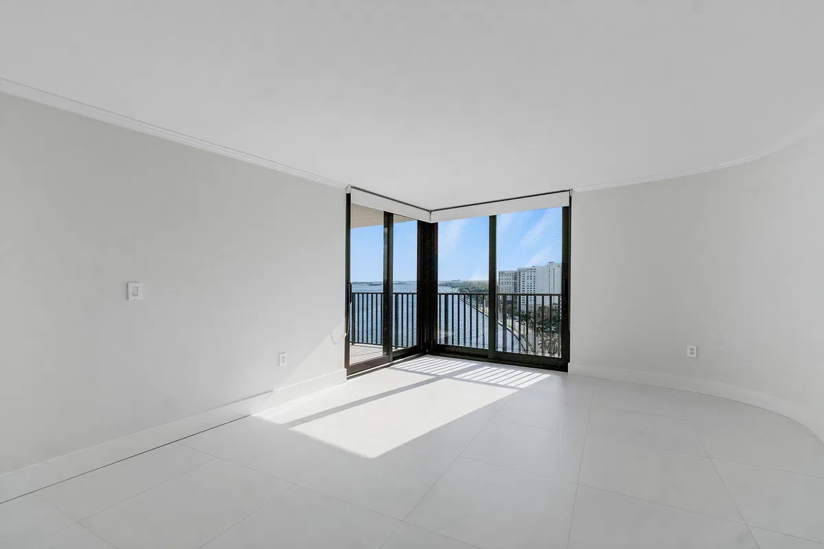 Trianon Unit 1606 photo 25