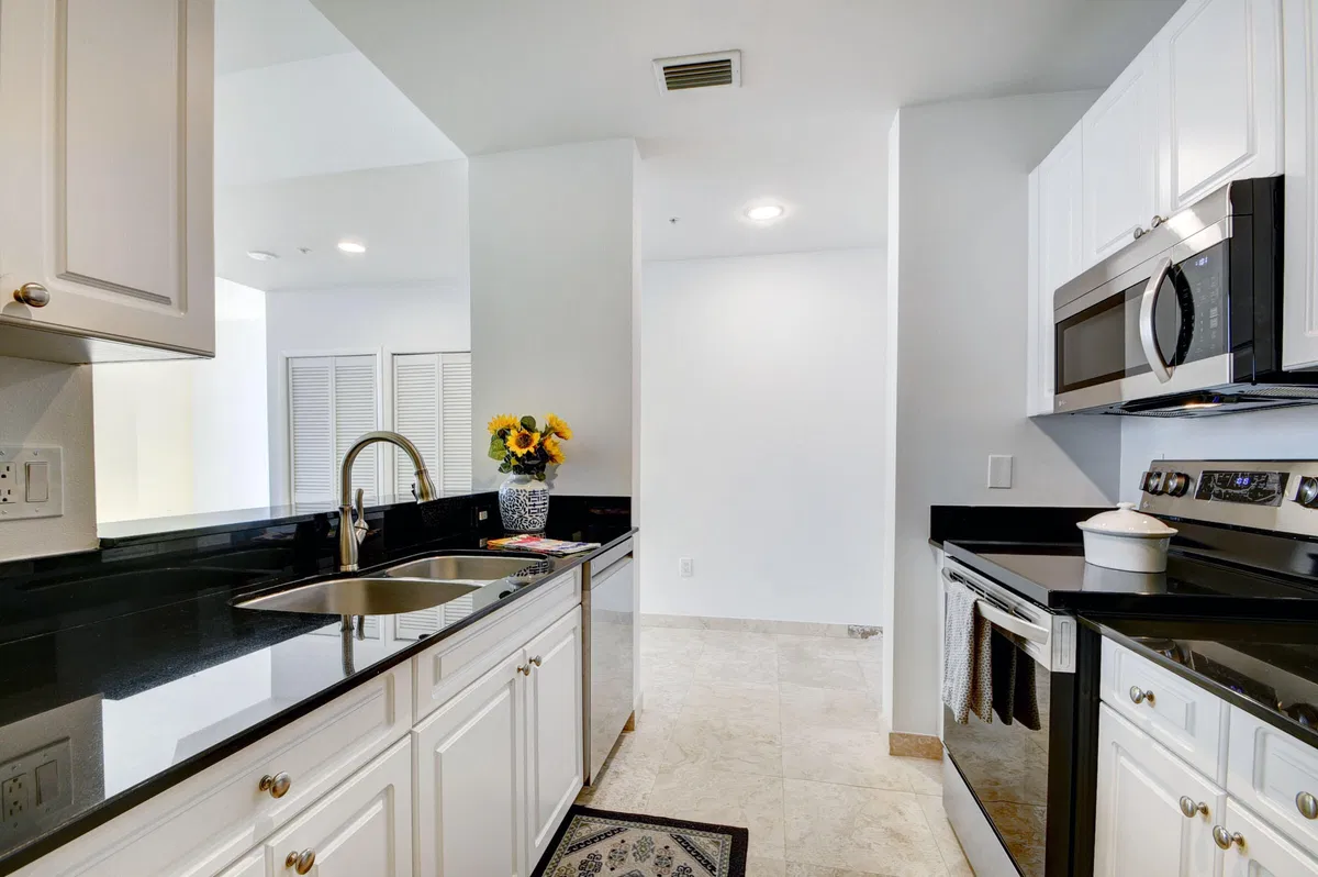The Strand Unit 306 photo 7