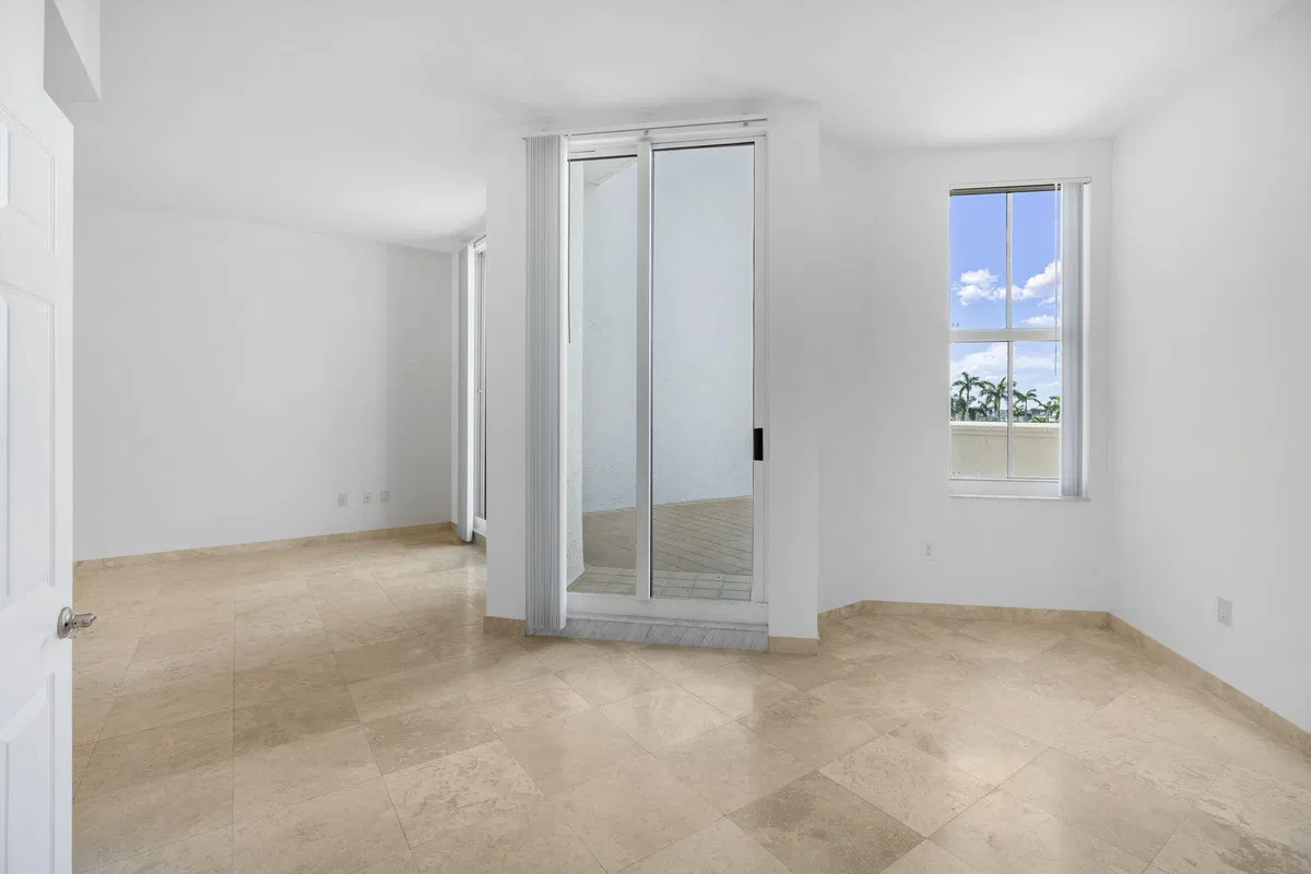 The Strand Unit 306 photo 19
