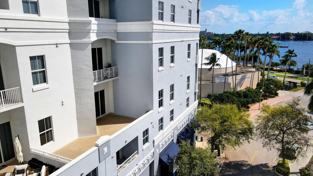 The Strand Unit 306 photo 37