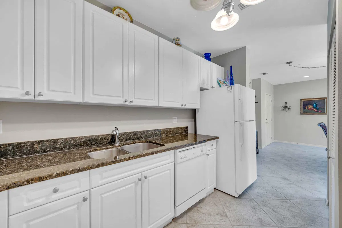The Strand Unit 307 photo 16