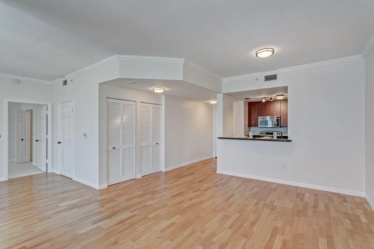 The Strand Unit 1206 photo 16