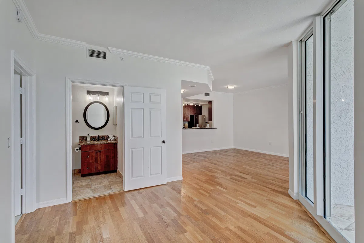 The Strand Unit 1206 photo 25