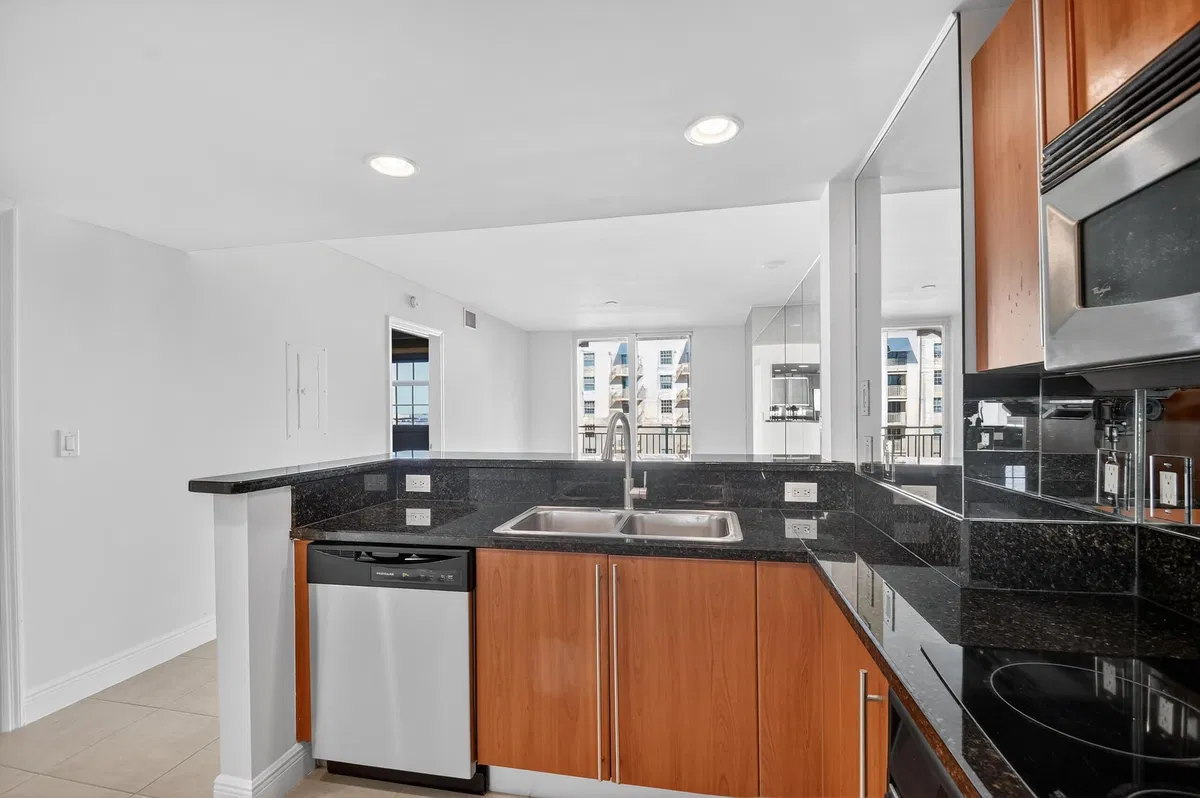 610 Clematis Unit 631 photo 10