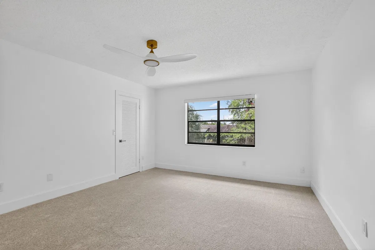 Unit 28F photo 22