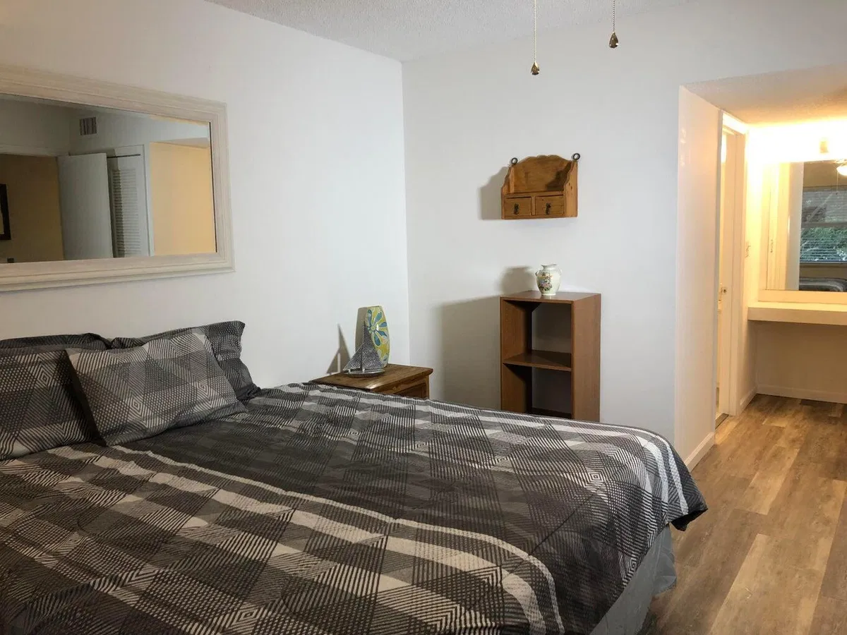 Unit 1023 photo 13