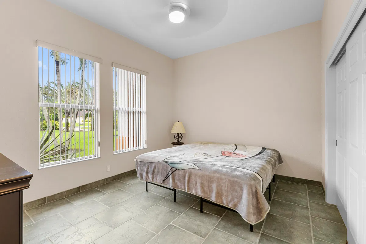 Paddock Park 1 Residence photo 37