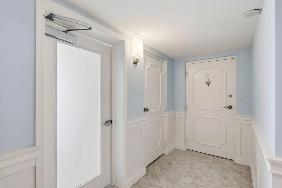  Unit 1010 photo 7