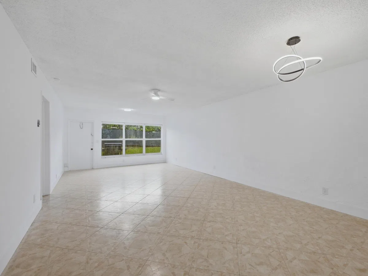 Unit 8 photo 19