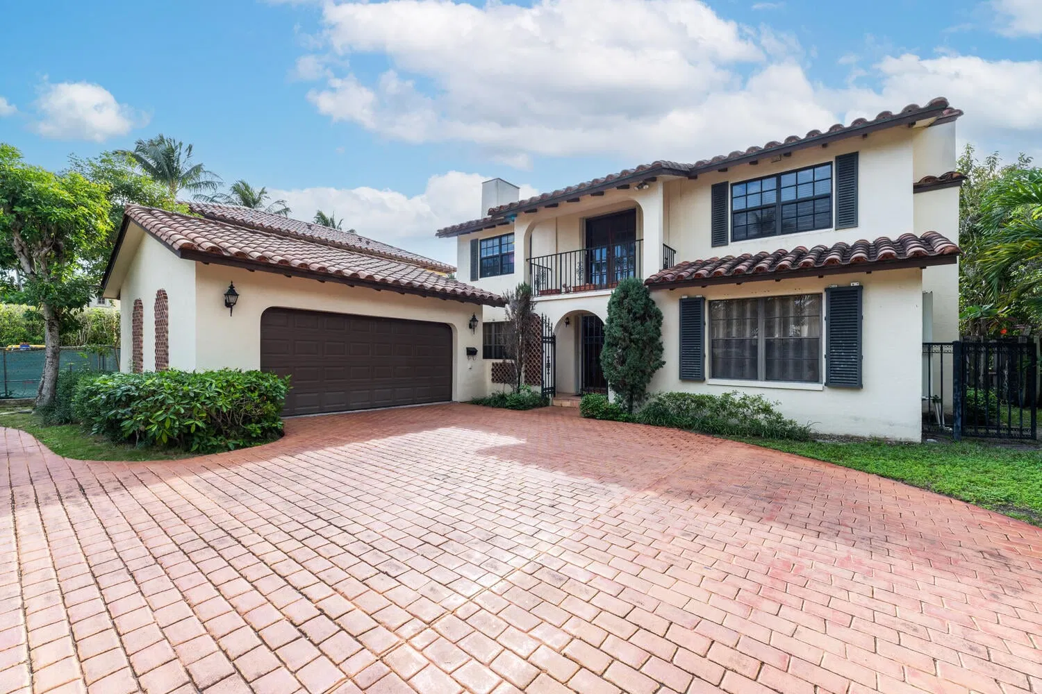 350 Seabreeze Avenue — photo 1