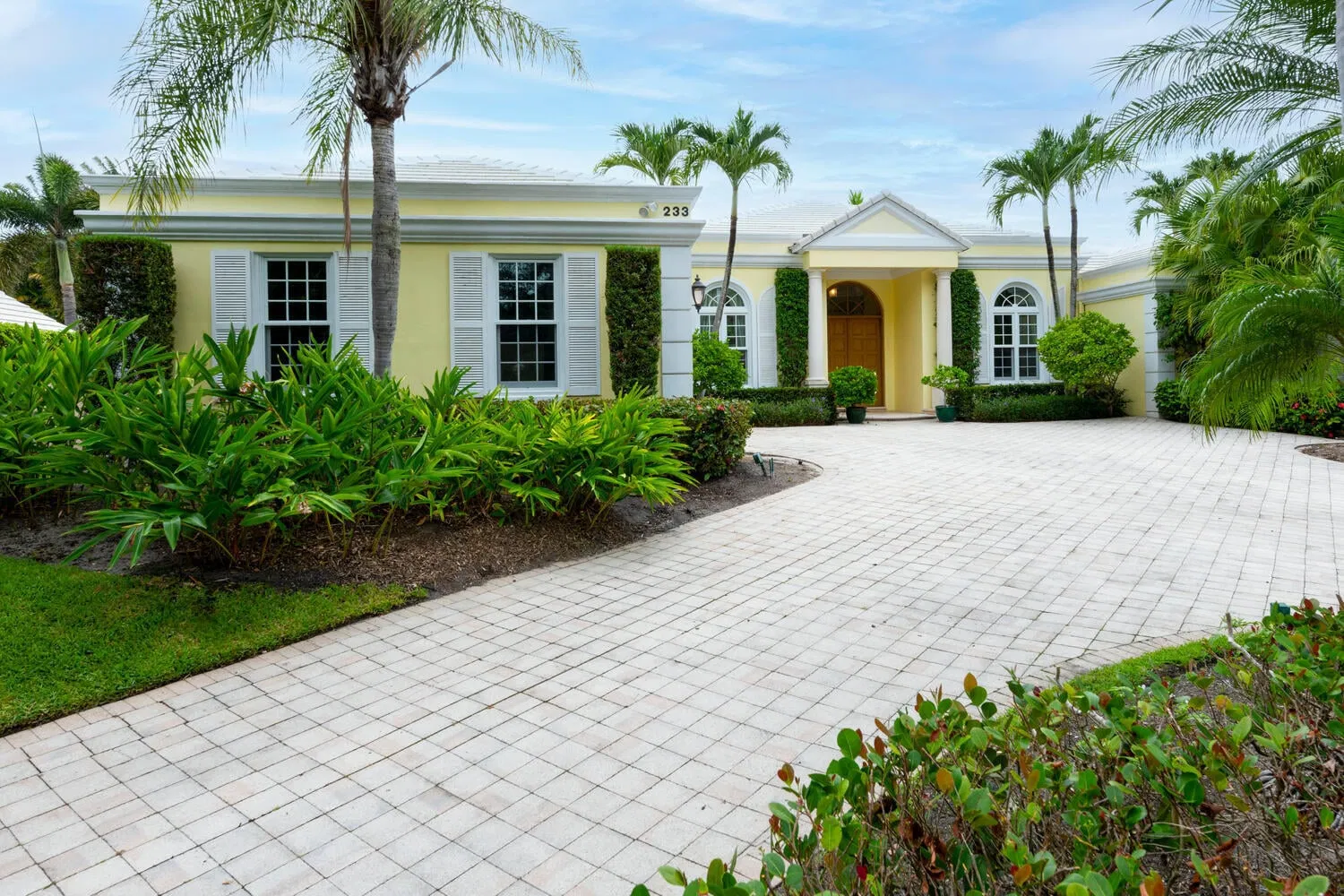 233 Miraflores Drive — photo 1