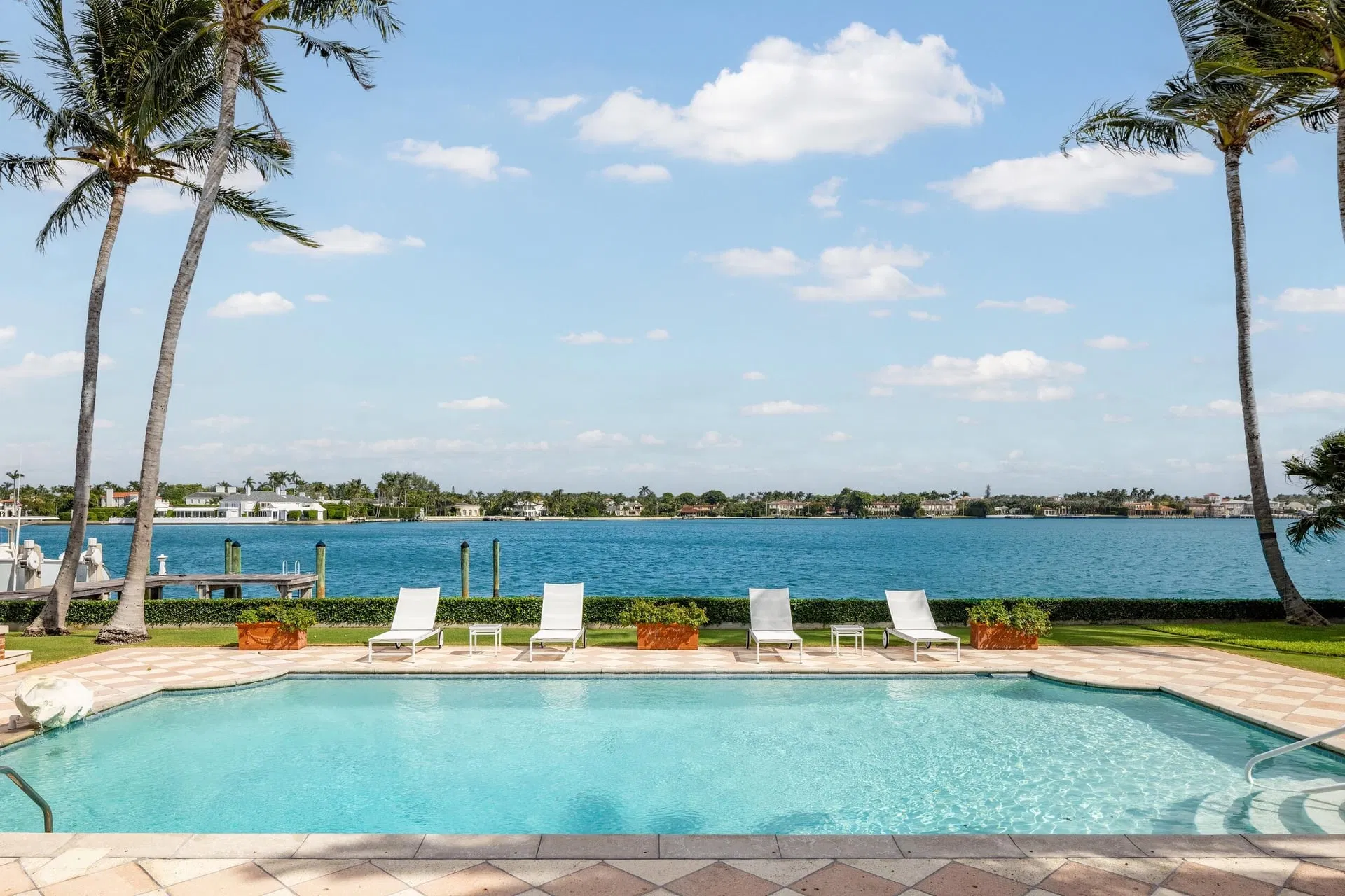 690 Island Drive — photo 1