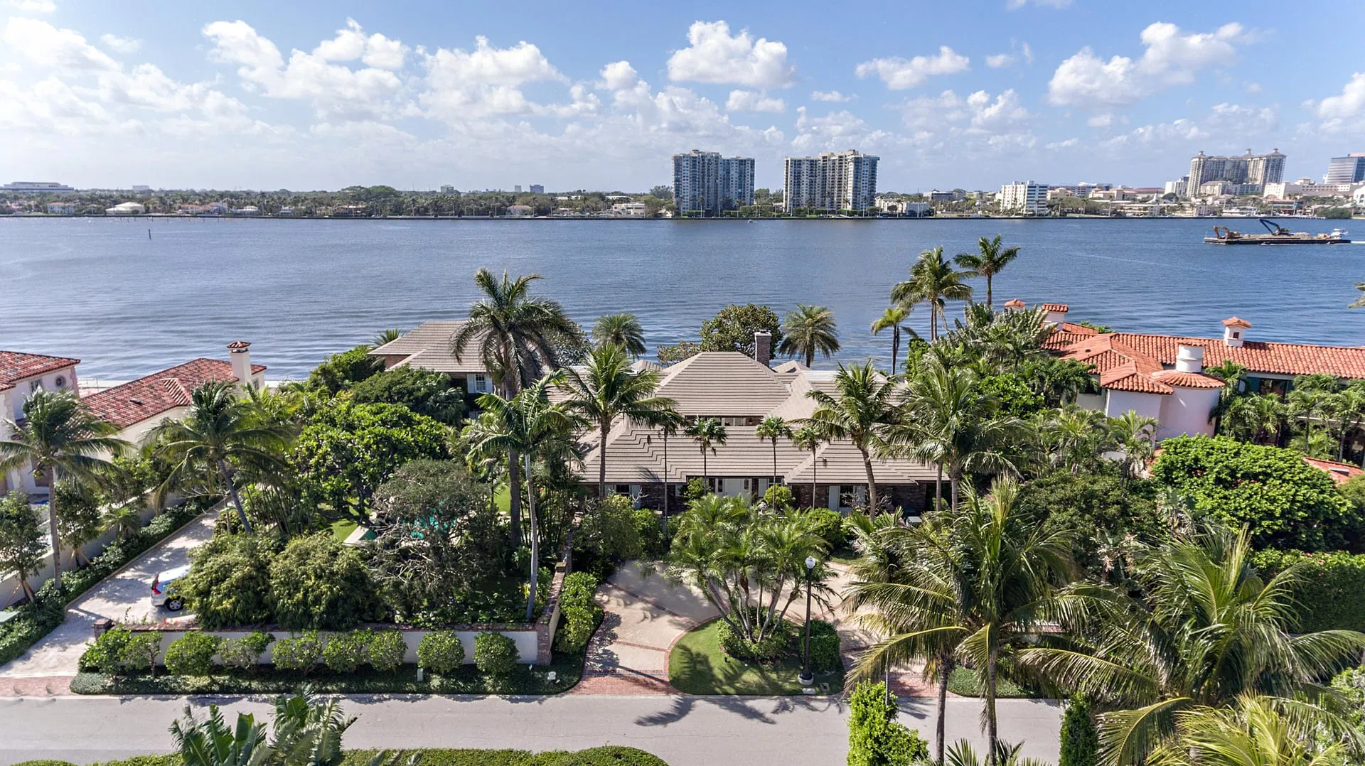555 Island Drive — photo 1