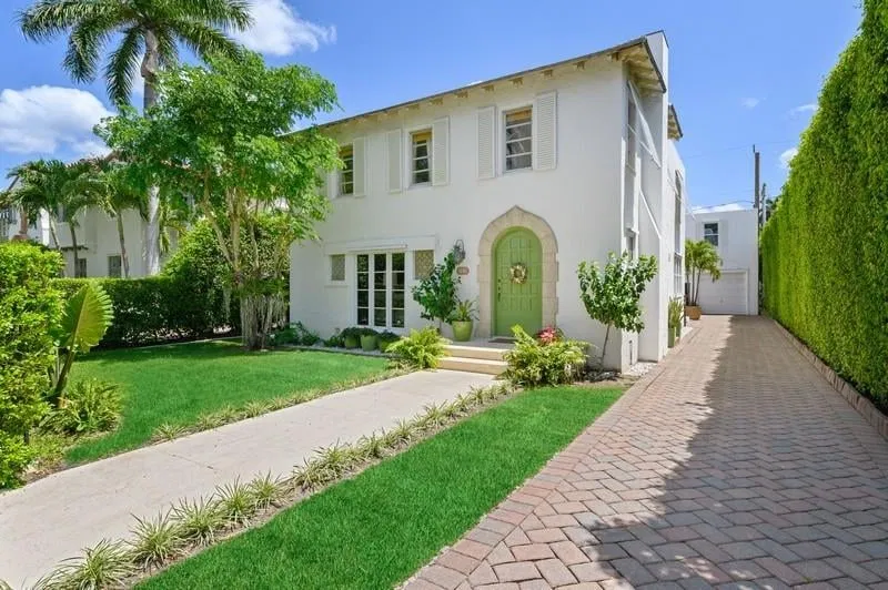 222 Seaspray Avenue — photo 1