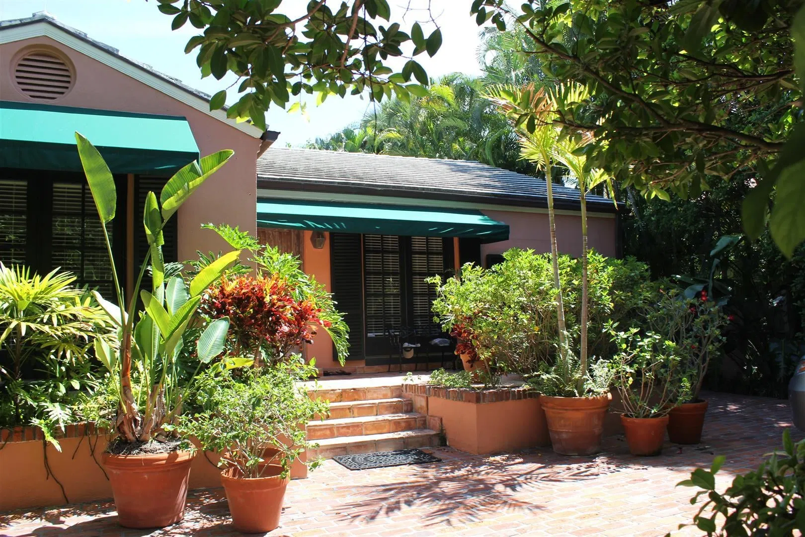 320 Seabreeze Avenue — photo 1