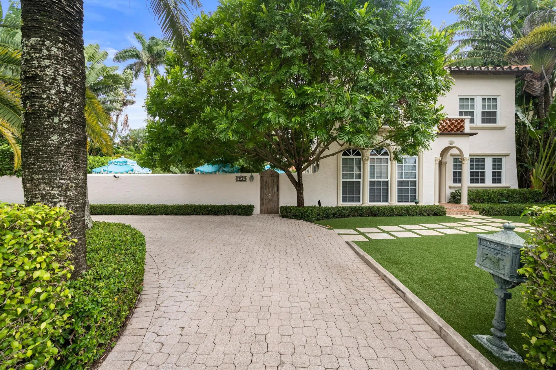 252 Seaspray Avenue — photo 1